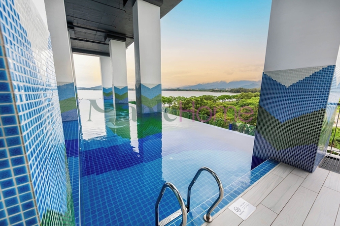Imagen de la piscina del Hotel Bay Suites Premier Suites Kota Kinabalu. Foto 9