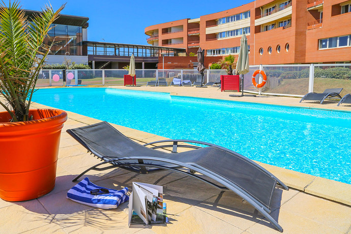 Imagen de la piscina del Hotel Baya. Foto 8