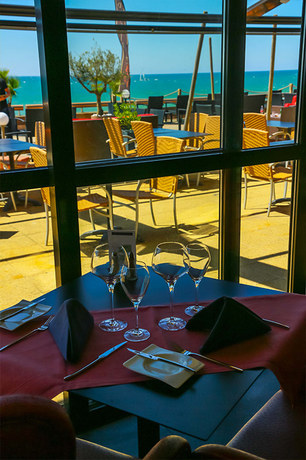 Imagen del bar/restaurante del Hotel Baya. Foto 2