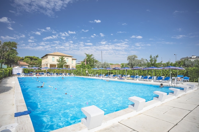 Imagen de la piscina del Hotel Baya Strand. Foto 19