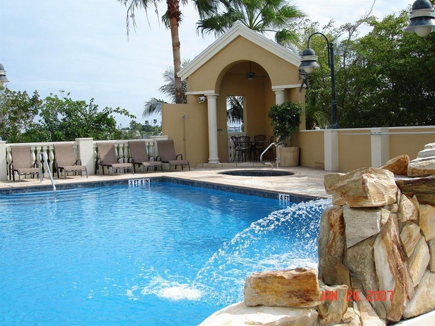 Imagen de la piscina del Hotel Bayfront Inn Fifth Avenue. Foto 15