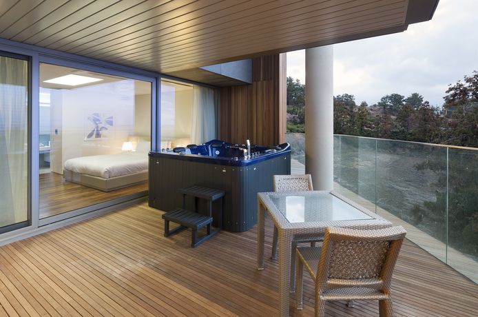 Imagen de los interiores del Hotel Bayhill Pool And Villa. Foto 13