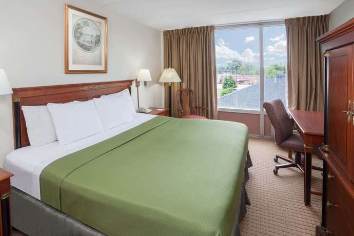 Imagen de la habitación del Hotel Baymont By Wyndham Addison. Foto 4