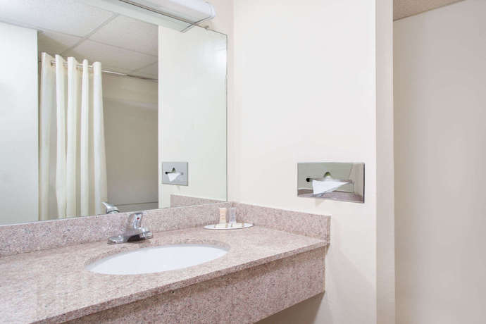 Imagen de la habitación del Hotel Baymont By Wyndham Addison. Foto 6