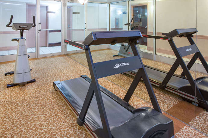 Imagen de los interiores del Hotel Baymont By Wyndham Addison. Foto 7