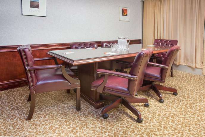 Imagen de los interiores del Hotel Baymont By Wyndham Addison. Foto 8
