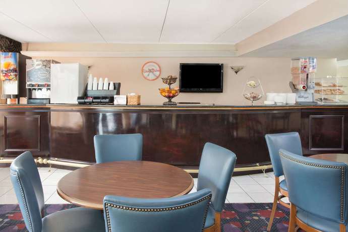Imagen del bar/restaurante del Hotel Baymont By Wyndham Addison. Foto 2