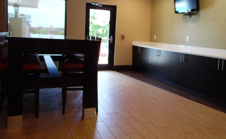 Imagen de los interiores del Hotel Baymont By Wyndham Augusta Riverwatch. Foto 10