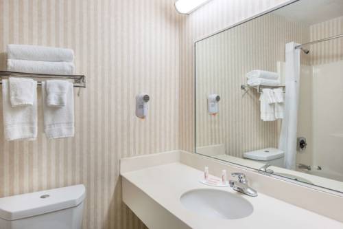 Imagen de la habitación del Hotel Baymont By Wyndham Bartonsville Poconos. Foto 7