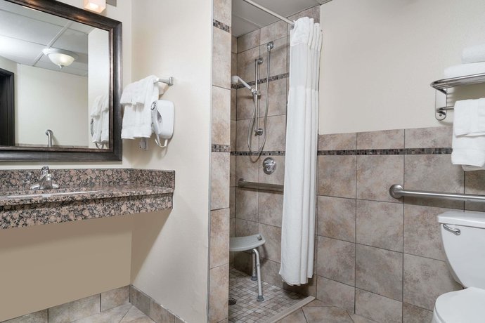 Imagen de la habitación del Hotel Baymont By Wyndham Bloomington Msp Airport. Foto 15