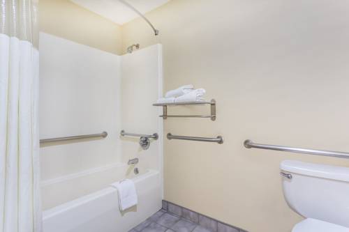 Imagen de la habitación del Hotel Baymont By Wyndham Bowling Green. Foto 9