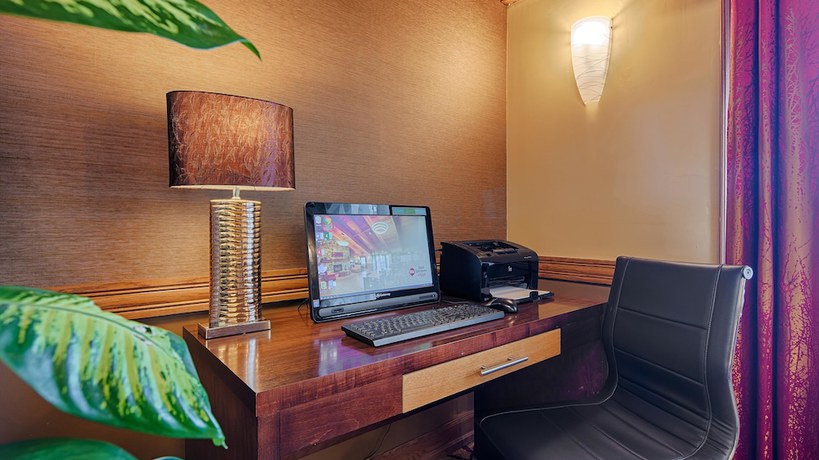 Imagen de los interiores del Hotel Baymont By Wyndham Brooklyn Center, Brooklyn Center. Foto 17