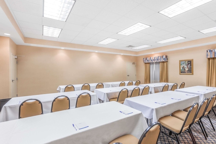 Imagen de los interiores del Hotel Baymont By Wyndham Cartersville. Foto 13