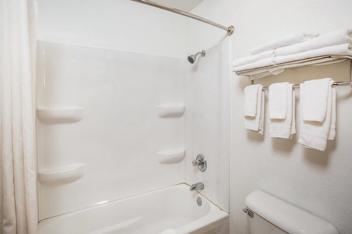 Imagen de la habitación del Hotel Baymont By Wyndham Cedar Rapids. Foto 8