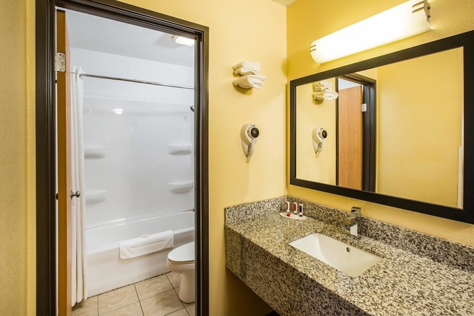 Imagen de la habitación del Hotel Baymont By Wyndham Cedar Rapids. Foto 9