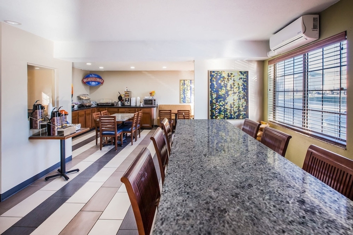 Imagen del bar/restaurante del Hotel Baymont By Wyndham Cedar Rapids. Foto 4