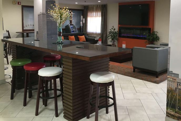 Imagen de los interiores del Hotel Baymont By Wyndham Chicago/alsip. Foto 18