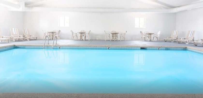 Imagen de la piscina del Hotel Baymont By Wyndham Cincinnati. Foto 20