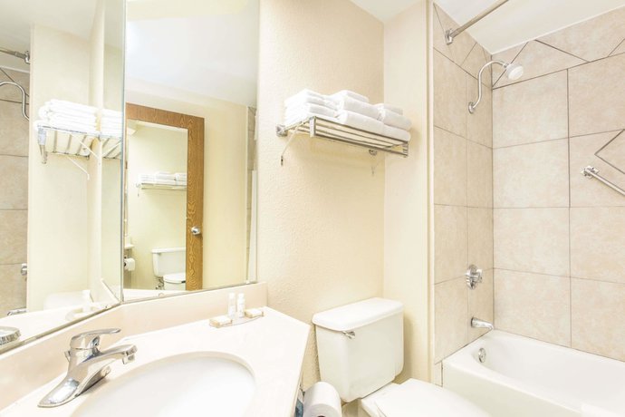 Imagen de la habitación del Hotel Baymont By Wyndham Cincinnati. Foto 11