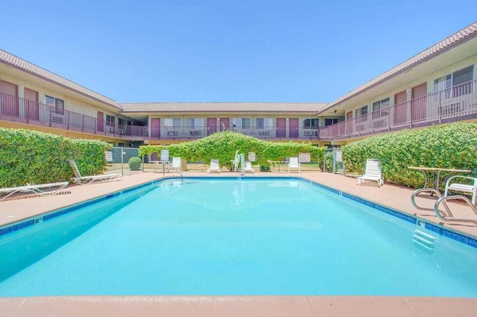 Imagen de la piscina del Hotel Baymont By Wyndham Coalinga. Foto 10