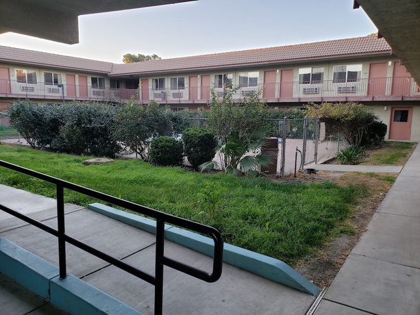 Imagen de los exteriores del Hotel Baymont By Wyndham Coalinga. Foto 8