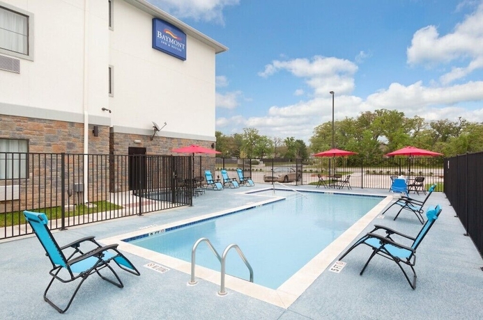 Imagen de la piscina del Hotel Baymont By Wyndham College Station. Foto 19