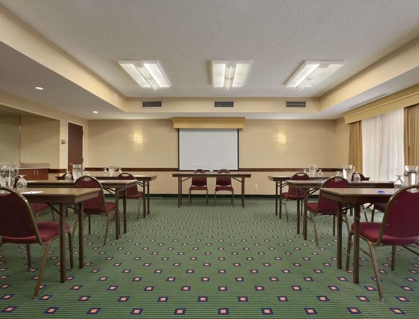 Imagen de los interiores del Hotel Baymont By Wyndham Columbia Northwest. Foto 16