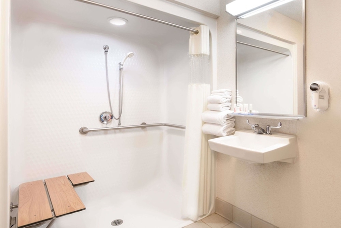 Imagen de la habitación del Hotel Baymont By Wyndham Columbus/rickenbacker. Foto 3