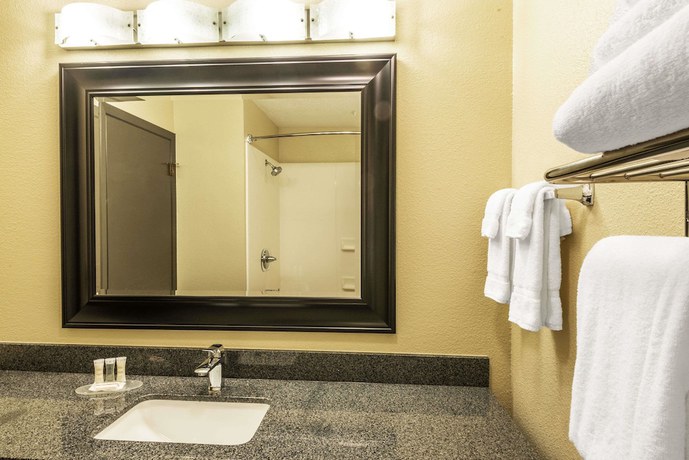 Imagen de la habitación del Hotel Baymont By Wyndham Copley Akron. Foto 10