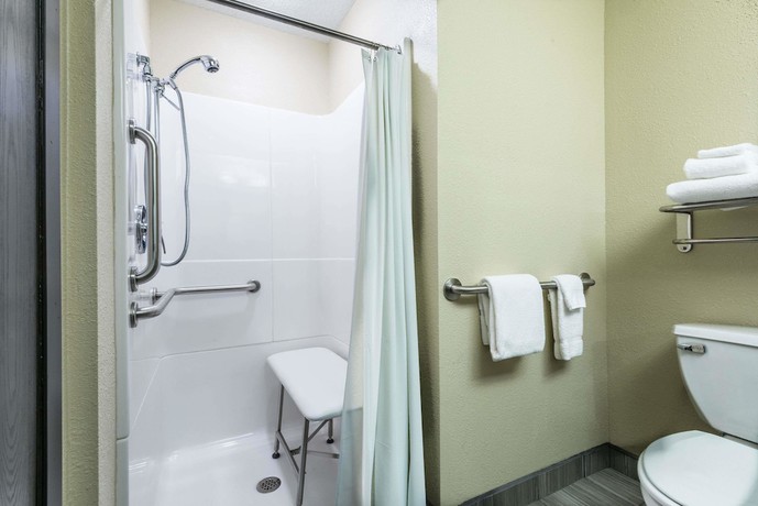Imagen de la habitación del Hotel Baymont By Wyndham Copley Akron. Foto 11