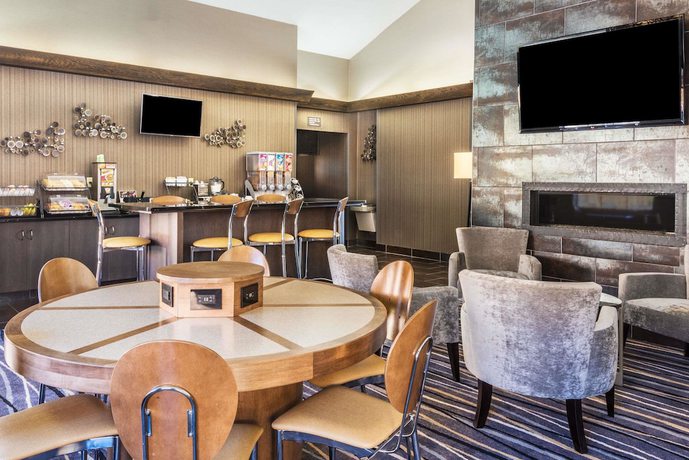 Imagen del bar/restaurante del Hotel Baymont By Wyndham Copley Akron. Foto 7