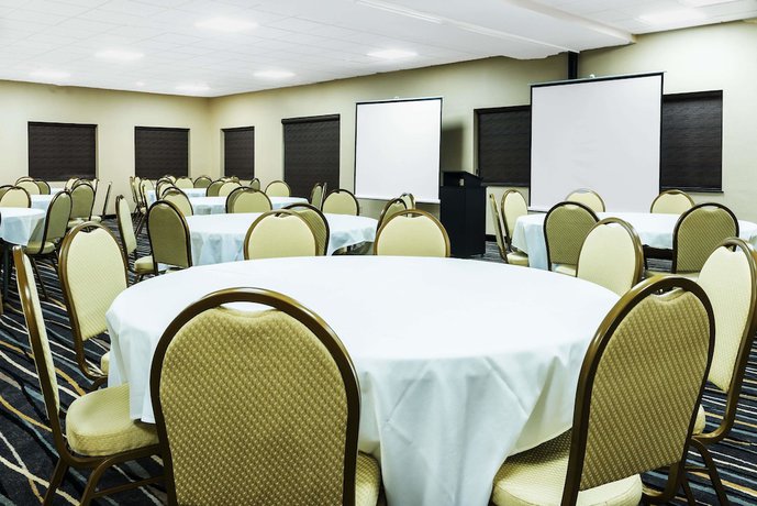 Imagen de los interiores del Hotel Baymont By Wyndham Copley Akron. Foto 19