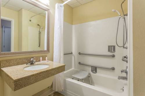 Imagen de la habitación del Hotel Baymont By Wyndham Cornelia. Foto 7