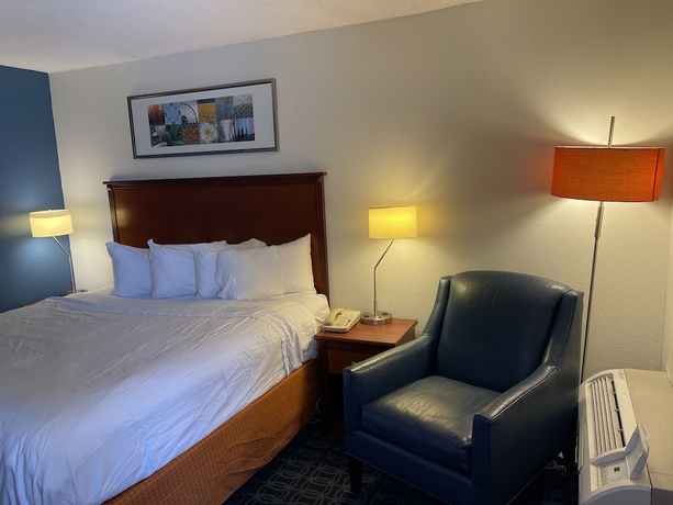 Imagen de la habitación del Hotel Baymont By Wyndham Dayton North. Foto 14