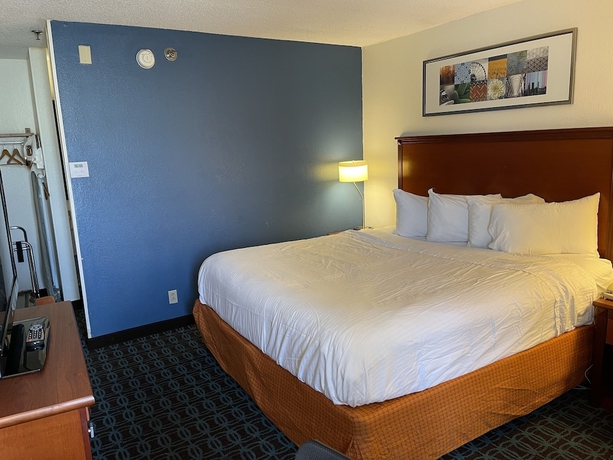 Imagen de la habitación del Hotel Baymont By Wyndham Dayton North. Foto 15