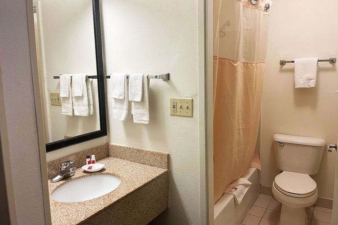 Imagen de la habitación del Hotel Baymont By Wyndham Dayton North. Foto 16