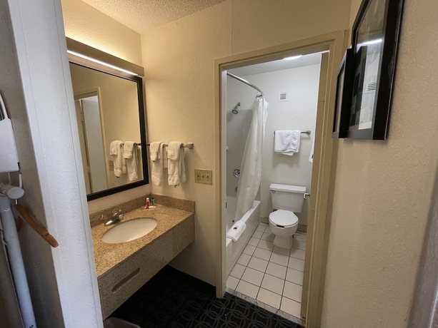 Imagen de la habitación del Hotel Baymont By Wyndham Dayton North. Foto 17