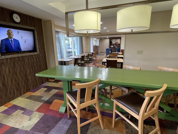 Imagen del bar/restaurante del Hotel Baymont By Wyndham Dayton North. Foto 7
