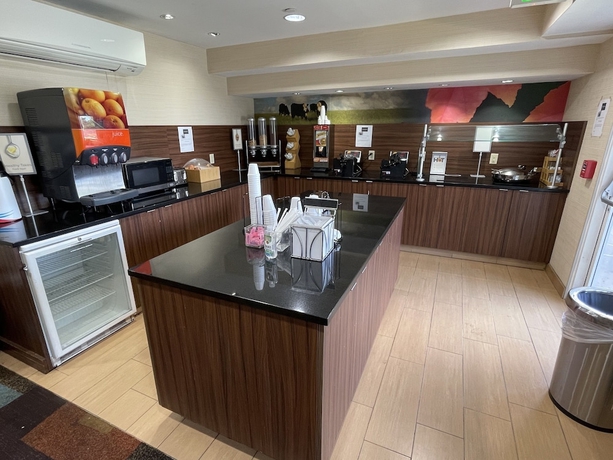Imagen del bar/restaurante del Hotel Baymont By Wyndham Dayton North. Foto 8