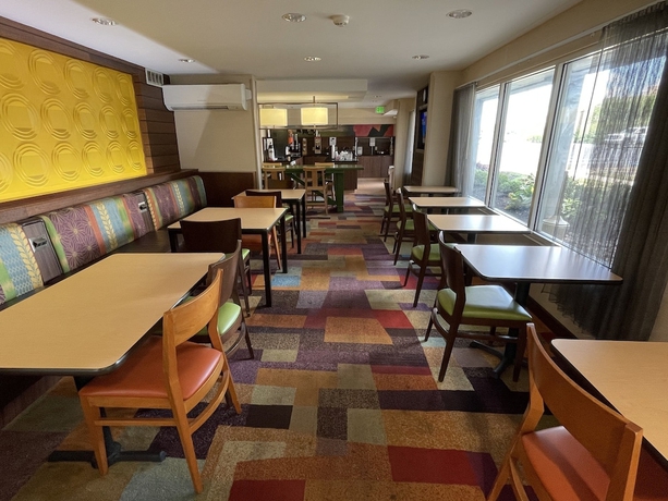 Imagen del bar/restaurante del Hotel Baymont By Wyndham Dayton North. Foto 9