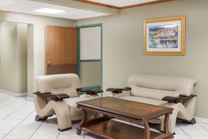 Imagen de los interiores del Hotel Baymont By Wyndham Decatur. Foto 19