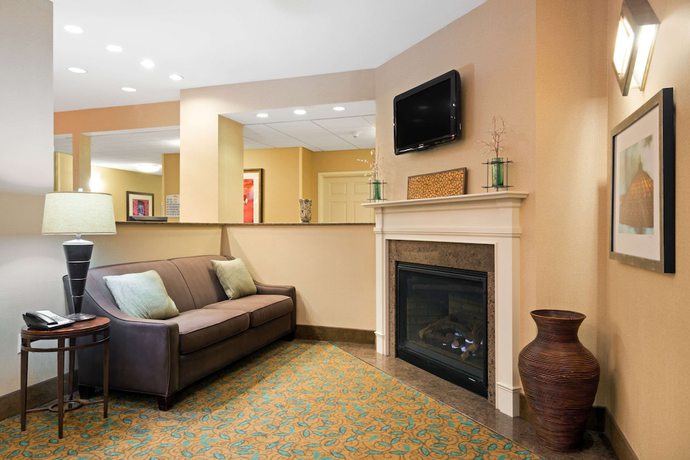 Imagen de los interiores del Hotel Baymont By Wyndham Denver International Airport. Foto 15