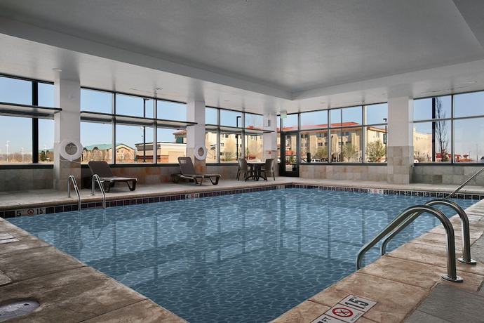 Imagen de la piscina del Hotel Baymont By Wyndham Denver International Airport. Foto 18