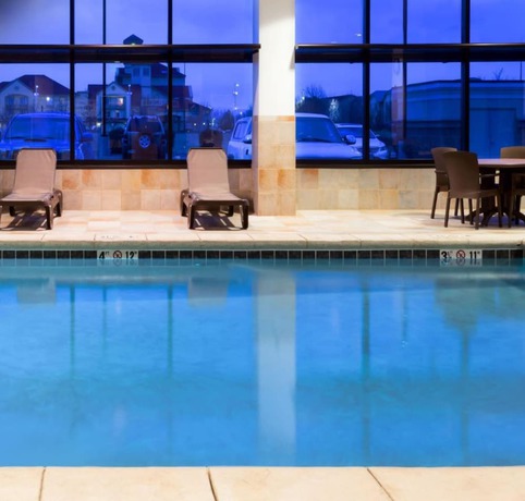 Imagen de la piscina del Hotel Baymont By Wyndham Denver International Airport. Foto 19