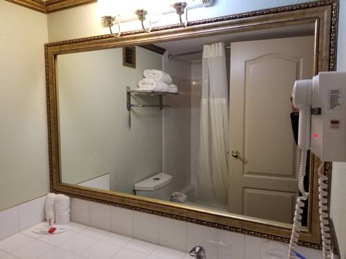Imagen de la habitación del Hotel Baymont By Wyndham Des Moines North. Foto 5