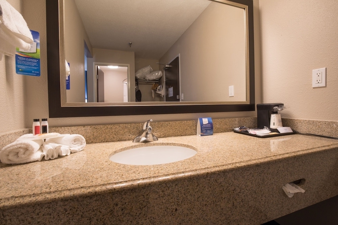 Imagen de la habitación del Hotel Baymont By Wyndham Detroit Airport/romulus. Foto 9