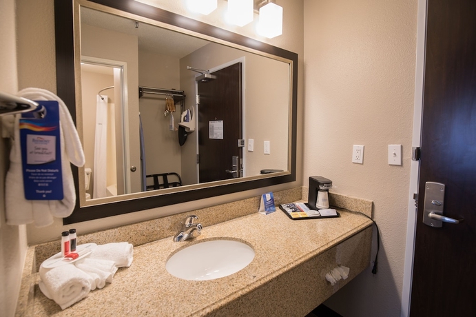 Imagen de la habitación del Hotel Baymont By Wyndham Detroit Airport/romulus. Foto 15