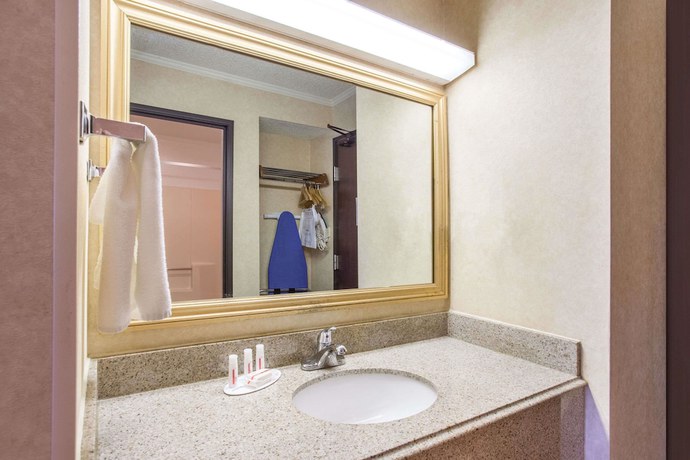 Imagen de la habitación del Hotel Baymont By Wyndham Detroit/roseville. Foto 9