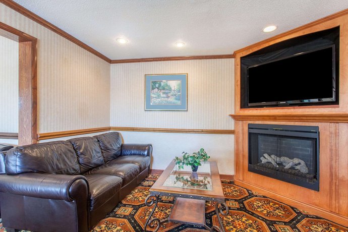 Imagen de los interiores del Hotel Baymont By Wyndham Detroit/roseville. Foto 15
