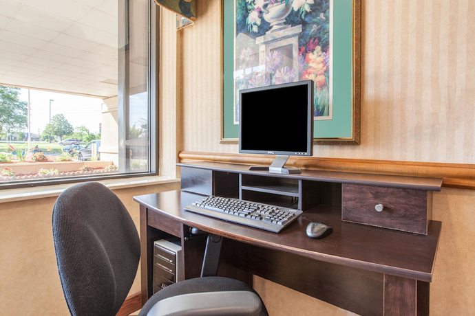 Imagen de los interiores del Hotel Baymont By Wyndham Detroit/roseville. Foto 18